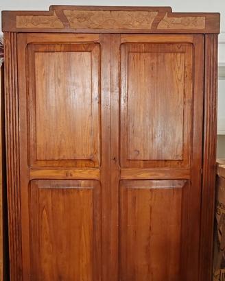 armadio in legno con intarsio