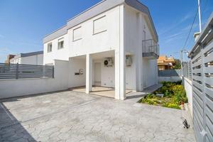 Nuova villa bifamiliare con ampio giardino