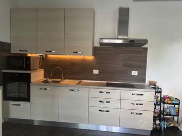 Cucina componibile moderna con top su misura