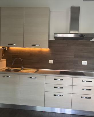 Cucina componibile moderna con top su misura