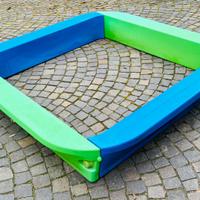 Sabbiera per bambini. Gioco da esterno