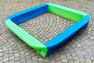Sabbiera per bambini. Gioco da esterno