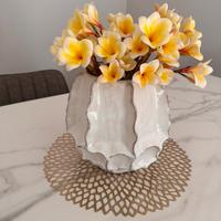 Vaso con fiori artificiali