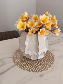 Vaso con fiori artificiali