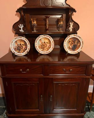 Credenza con piattaia