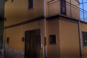Casa in Sicilia ad agira (en)