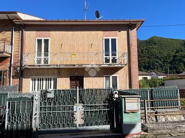 CASA SEMINDIPENDENTE A VOLTURARA IRPINA