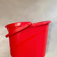 Secchio rosso per pulizia pavimenti con manico