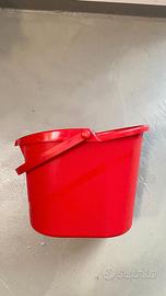 Secchio rosso per pulizia pavimenti con manico