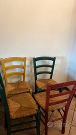 5 Sedie colorate in legno e seduta in vimini