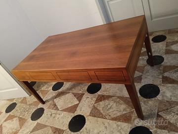 Tavolo scrivania in legno con sedie