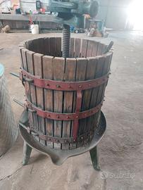 Torchio per uva  e serbatoio  per vino