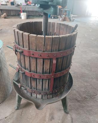 Torchio per uva  e serbatoio  per vino