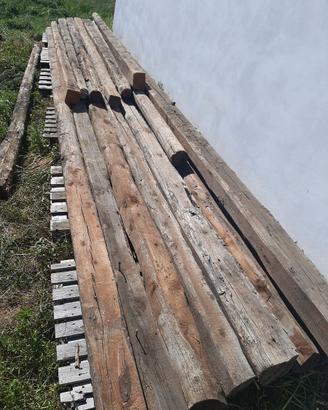 Travi in legno per tetto baita