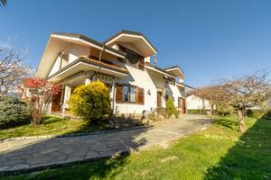 PRESTIGIOSA VILLA BIFAMILIARE CON SPLENDIDO GIARDI