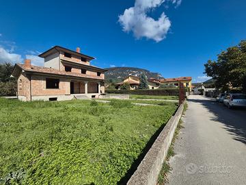 Villa indipendente grezza con giardino a Forino