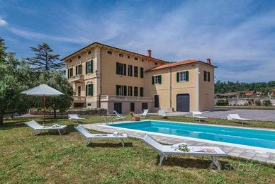 Villa di 1302 m² con più di 5 locali e box auto a 
