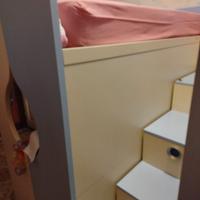 Letto a soppalco  con scala con cassetti