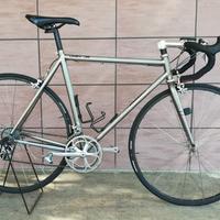 bicicletta da corsa in titanio