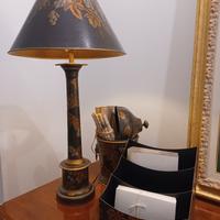 lampada con accessori decorativi