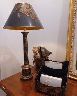 lampada con accessori decorativi