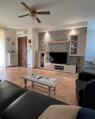 CASA SEMINDIPENDENTE A SANTHIÀ