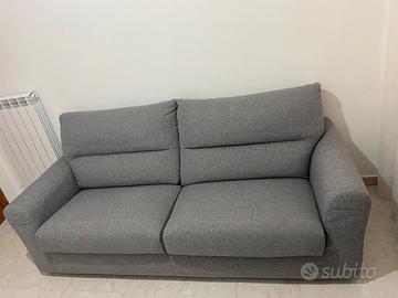 Si vende divano lettro seduta tre posti