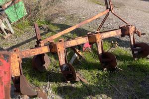 ARATRO ARTIGIANALE 5 vomeri usato