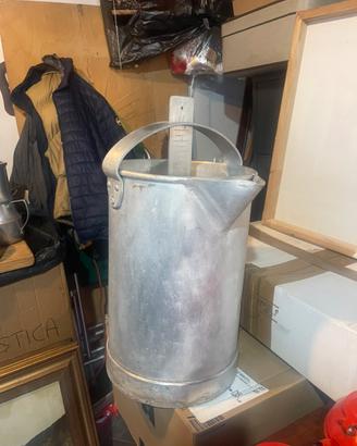 Vecchio contenitore metrico in alluminio