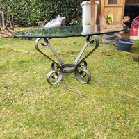 Tavolino in cristallo e ferro battuto 