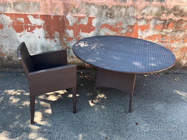 Tavolo con 4 sedie in rattan
 in vendita a Agazzano