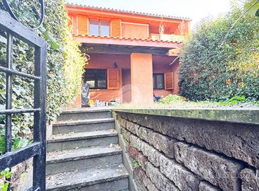VILLA A SCHIERA A NEPI