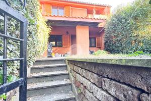 VILLA A SCHIERA A NEPI