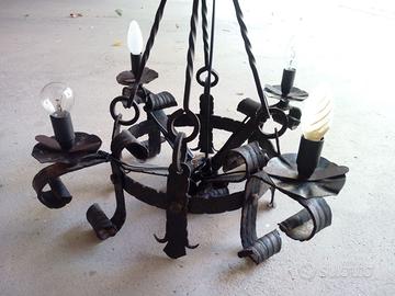 Lampadario in ferro battuto