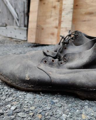scarpe antiche cuoio legno VALDOSTANE