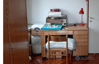 scrivania vintage con sedia