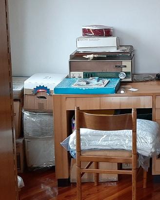 scrivania vintage con sedia
