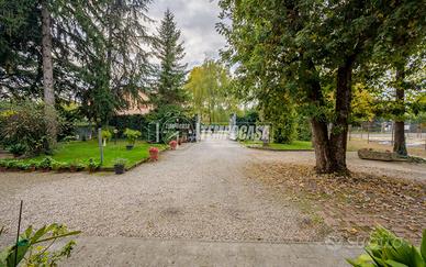 CASA INDIPENDENTE CON DUE APPARTAMENTI - ZONA TR