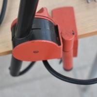 Lampada Artemide modello Sintesi a morsetto