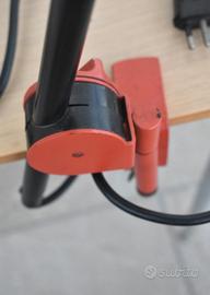 Lampada Artemide modello Sintesi a morsetto