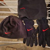 completo guanti girocollo cappello nike