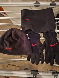 completo guanti girocollo cappello nike