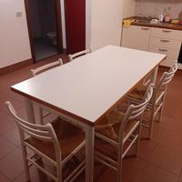 Tavolo da pranzo con sedie