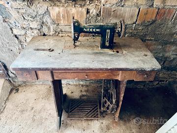 Necchi - Macchina da cucire d’epoca design vintage