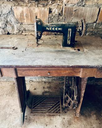 Necchi - Macchina da cucire d’epoca design vintage