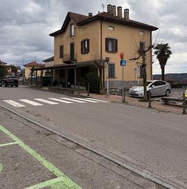 Cielo-terra con bar avviato vicino Svizzera