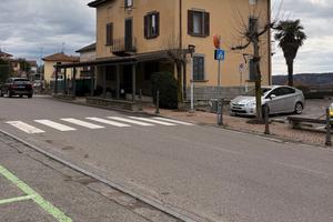 Cielo-terra con bar avviato vicino Svizzera