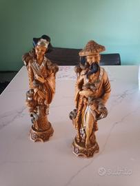 statuine uomo e donna asiatiche 