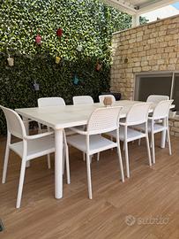 Tavolo da esterno con sedie in polipropilene