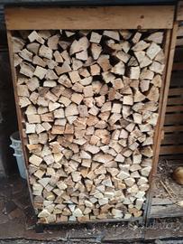 Legna secca di foglia e abete mista